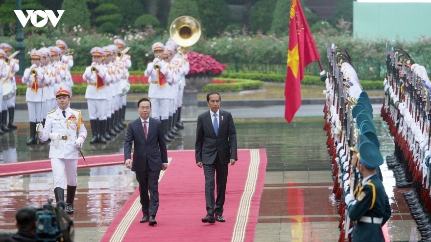 Indonesian President welcomed in Hanoi with 21-gun salute